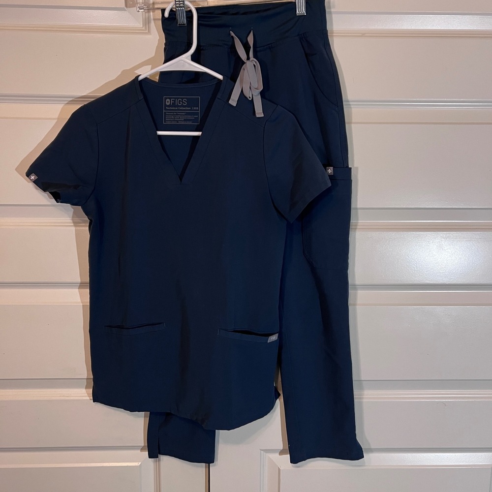 FIGS Technical Collection Scrubs Casma Top & Yola Pants Set in Navy Blue, XXS - Picture 2 of 16